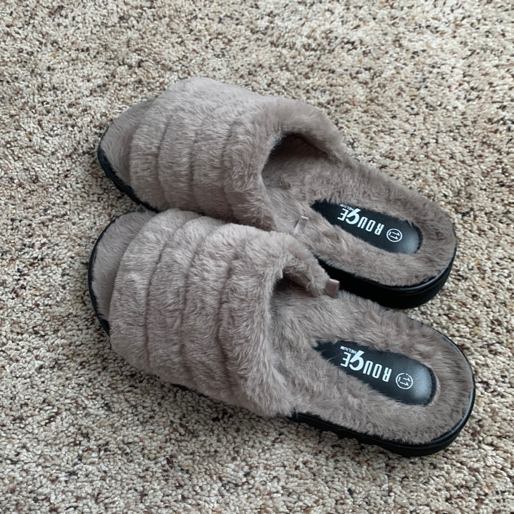 Rouge Helium fuzzy slippers-size 11
